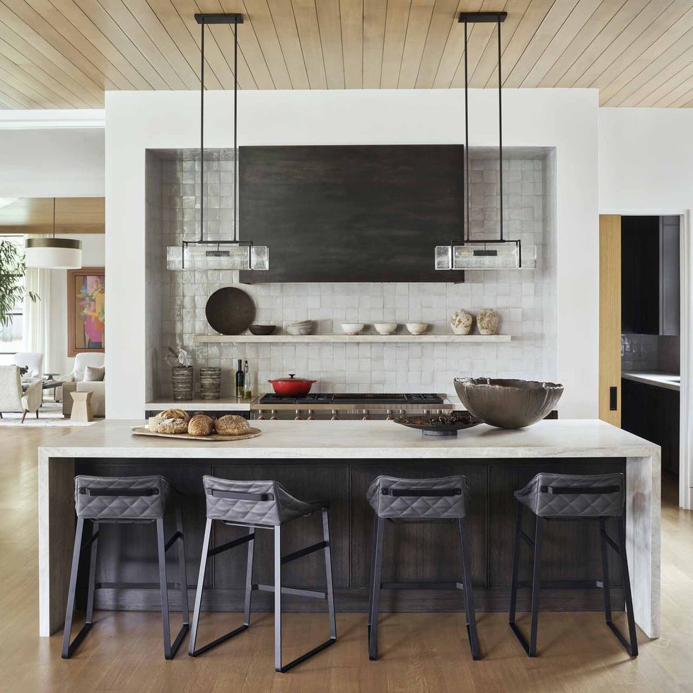 Modern Kitchen Meredith Mcbrearty Dallas 1638547900 ?crop=0.7503256621797655xw 1xh;center,top&resize=980 *
