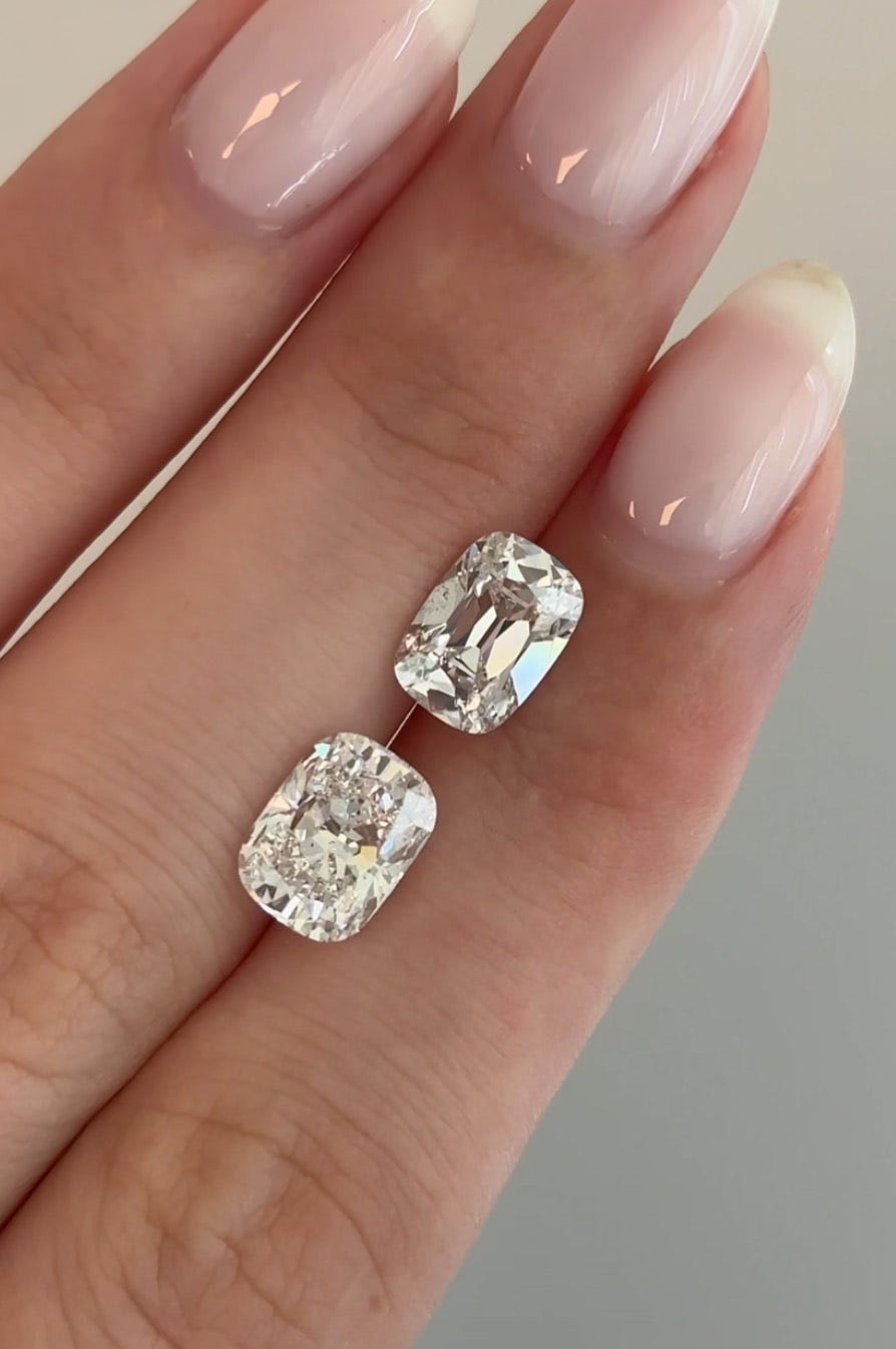uma parte superior de diamante lapidada antiga versus uma parte inferior de diamante lapidada moderna