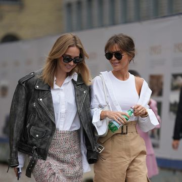 twee vrouwen tijdens fashion week