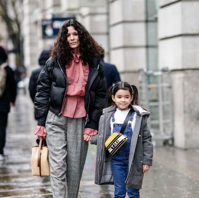 hedvig opshaug met dochter gefotografeerd op straat in londen tijdens fashion week in februari 2019