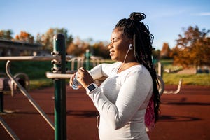 een vrouw is aan het sporten