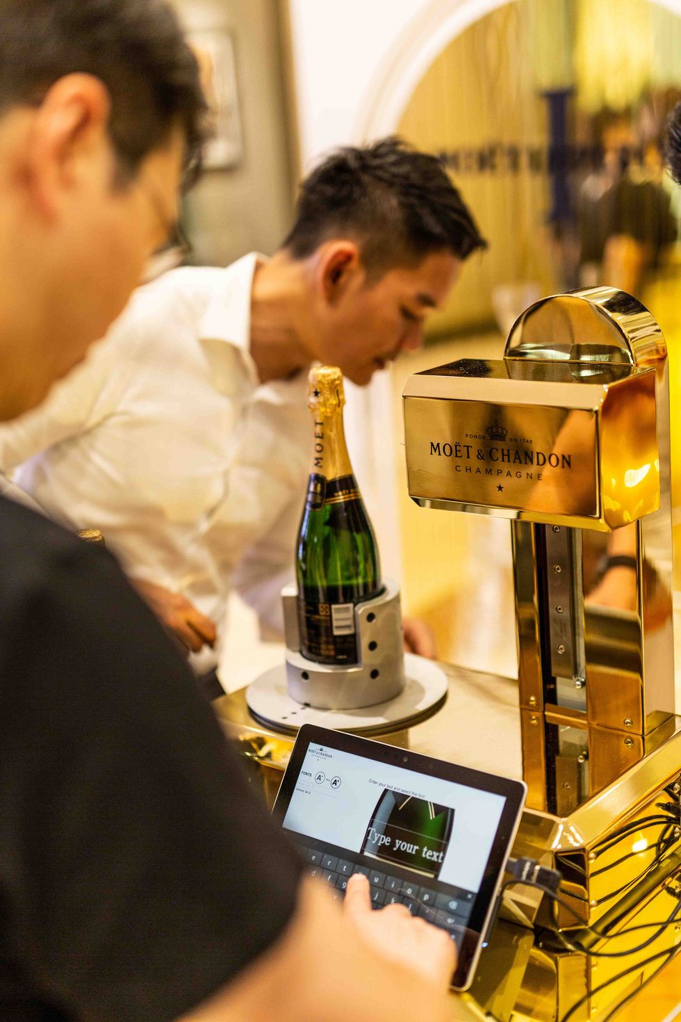 法國精品香檳Moët Impérial打造150週年快閃店！微風南山店推出「香檳瓶身印字機、販售迷你香檳」