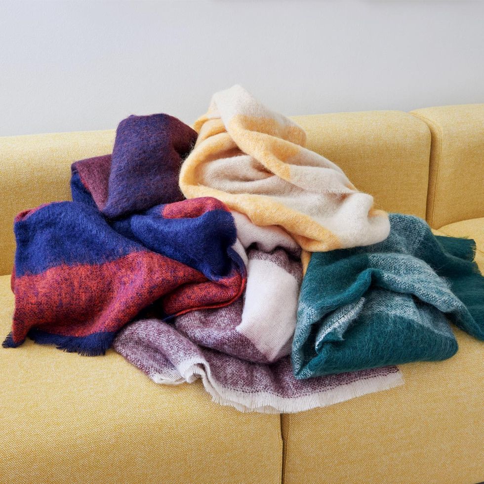 Clothing, Blue, Towel, Purple, Wool, Fur, Textile, Linens, Scarf, Outerwear, 