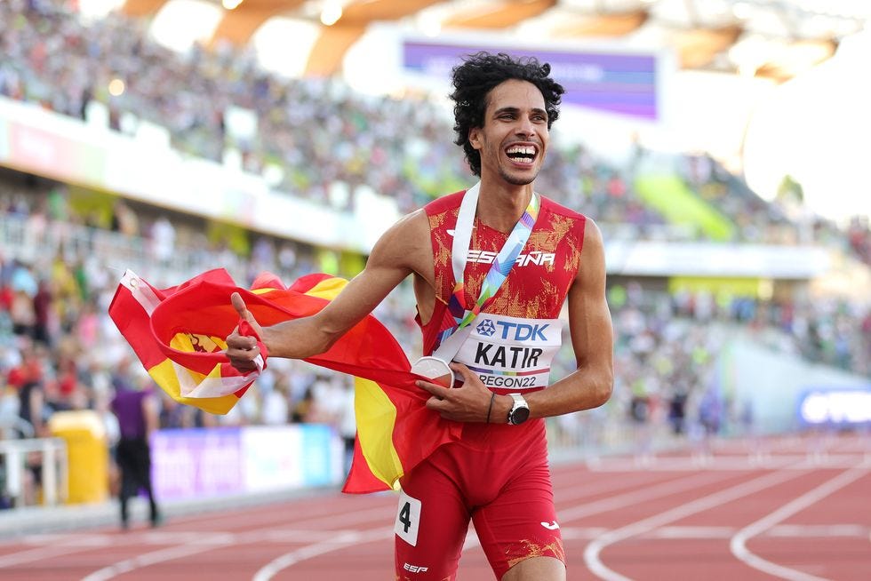el atleta murciano mohamed katir, tercero en la final de 1500 metros de los mundiales de eugene, muestra su alegría en la pista