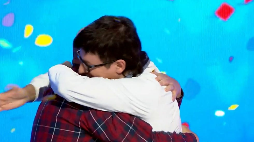 abrazo de moises y oscar en el programa de antena 3