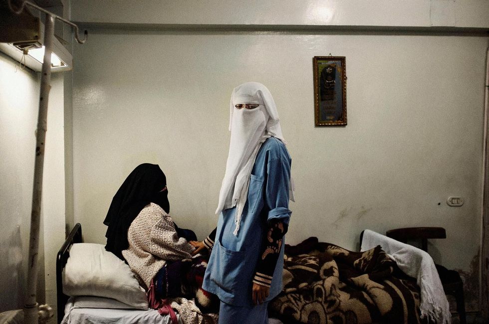 Een verpleegster en haar patint in een wijkgezondheidscentrum dat gerund wordt door het Moslim Broederschap Caro Egypte Januari 2011