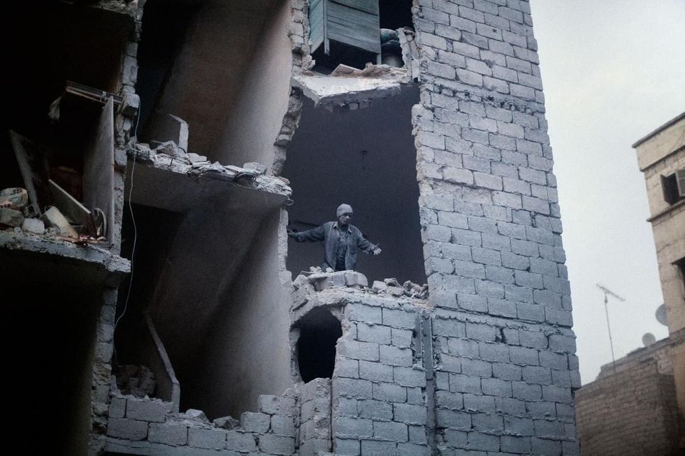 Nasleep van een vatenbom in een woonwijk van Aleppo Aleppo Syri Maart 2013