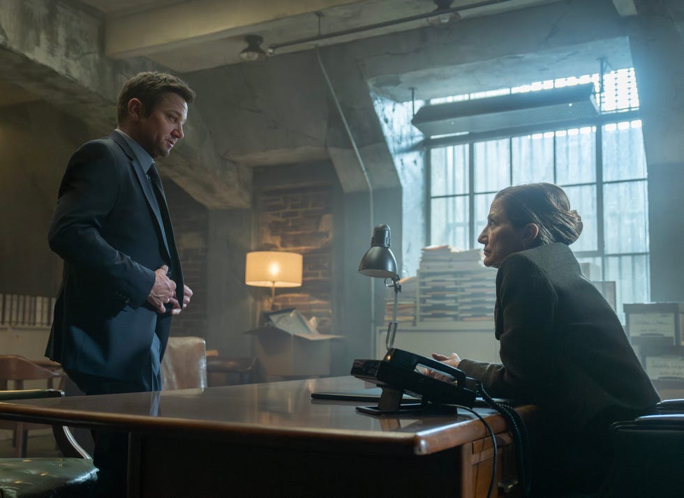 sol sağ: mike mclusky rolünde jeremy renner ve gardiyan nina hobbs rolünde edie falco, paramount+'ta yayınlanan kingstown belediye başkanı 4. sezon, 2025. kredi: dennis p. mong jr./paramount+ ©2025 viacom international inc. tüm hakları saklıdır. kingstown belediye başkanı ve ilgili tüm başlıklar, logolar ve karakterler viacom international inc.'nin ticari markalarıdır.