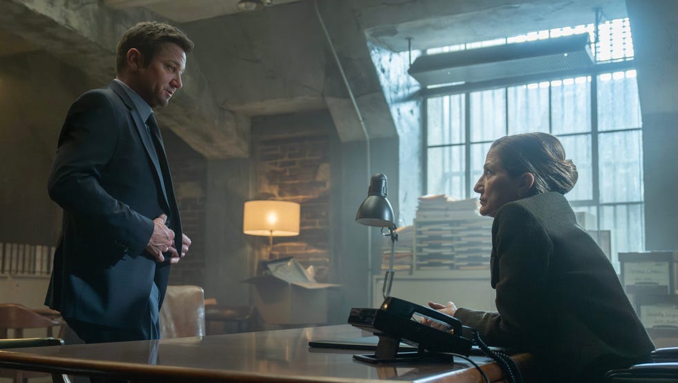sol sağ: mike mclusky rolünde jeremy renner ve gardiyan nina hobbs rolünde edie falco, paramount+'ta yayınlanan kingstown belediye başkanı 4. sezon, 2025. kredi: dennis p. mong jr./paramount+ ©2025 viacom international inc. tüm hakları saklıdır. kingstown belediye başkanı ve ilgili tüm başlıklar, logolar ve karakterler viacom international inc.'nin ticari markalarıdır.