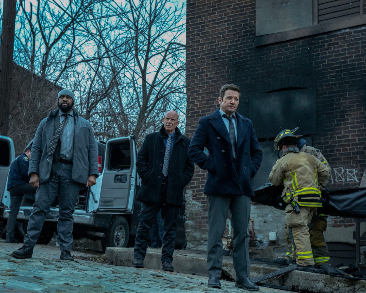 sol sağ: derek webster stevie rolünde, hugh dillon ian rolünde ve jeremy renner mike mclusky rolünde mayor of kingstown 4. sezon, paramount+'da yayınlanıyor, 2025. kaynak: dennis p. mong jr./paramount+