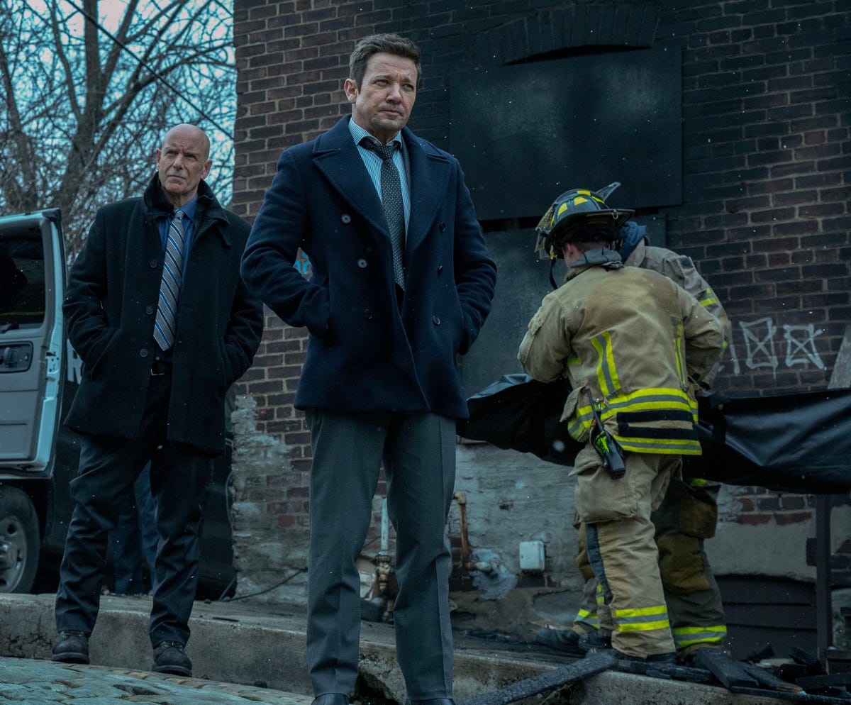 sol sağ: derek webster stevie rolünde, hugh dillon ian rolünde ve jeremy renner mike mclusky rolünde mayor of kingstown 4. sezon, paramount+'da yayınlanıyor, 2025. kaynak: dennis p. mong jr./paramount+