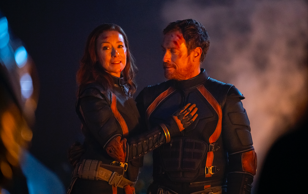 molly parker and toby stephens as maureen and john robinson in lost in space season 3 netflix