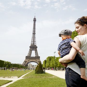 mom and baby in front of eiffel tower in paris
