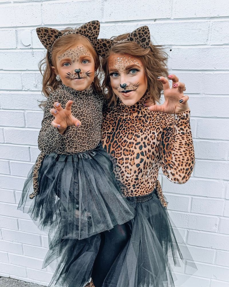 https://hips.hearstapps.com/hmg-prod/images/mom-daughter-halloween-costume-leopards-1660253798.jpeg?crop=1.00xw:0.939xh;0,0.0311xh&resize=980:*