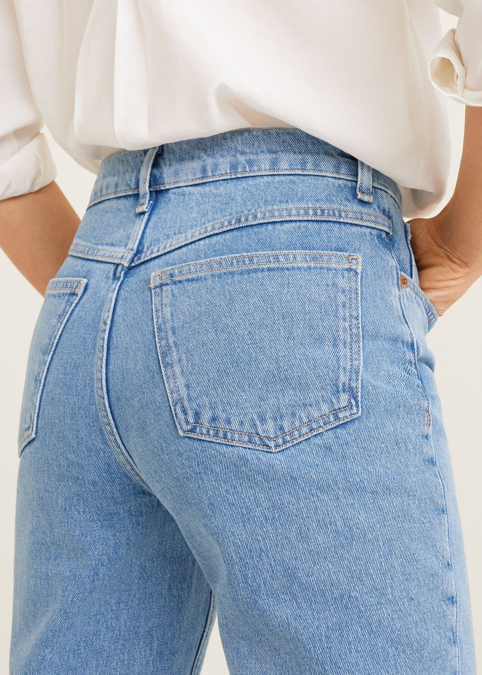 Mom jeans: Por qué son los pantalones perfectos si tienes pocos
