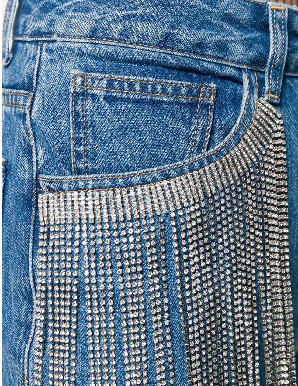 La moda 2019 ti sorprende con il denim perché come sfrangiare i jeans aggiungendo glam è presto fatto con i mom jeans di Circus Hotel con frange di cristalli.