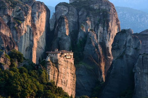 Meteora METEORAMeteora werd in de elfde eeuw door monniken gesticht en is op de berg Athos na het belangrijkste centrum van het GrieksOrthodoxe christendom Het kloostercomplex is gebouwd op een aantal vrijwel ontoegankelijke rotspilaren van zandsteen in CentraalGriekenland Slechts zes van de oorspronkelijk 24 kloosters zijn bewaard gebleven samen met de vierdeeeuwse Byzantijnse kerk gewijd aan de Tenhemelopneming van de Heilige Maagd Maria een van de oudste kerken in Griekenland