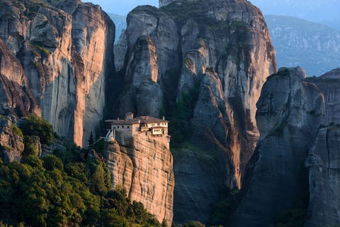 Meteora De kloosters van Meteora doen in hun belang voor het OostersOrthodoxe christendom alleen onder voor die van de Berg Athos De kloosters van Meteora werden in de elfde eeuw door monniken opgericht op vrijwel ontoegankelijke zandsteenpilaren in CentraalGriekenland Het Werelderfgoed van Meteora omvat nog zes van de oorspronkelijk 24 kloosters naast de vierdeeeuwse Byzantijnse kerk van MariaHemelvaart een van de oudste kerken van het land