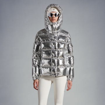 imagen de moncler con la chaqueta de plumas maya 70 en plateado