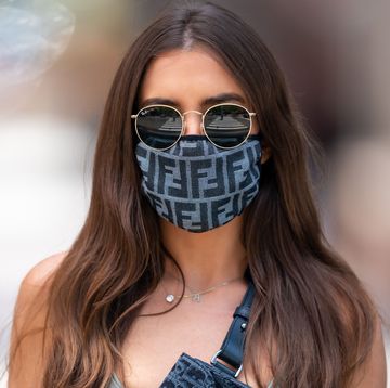 vrouw met fendi mondkapje op straat in new york