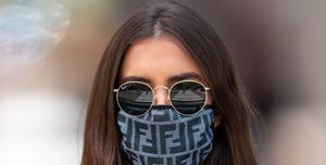 vrouw met fendi mondkapje op straat in new york