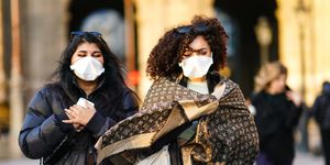 Twee vrouwen op straat in Parijs met mondkapjes