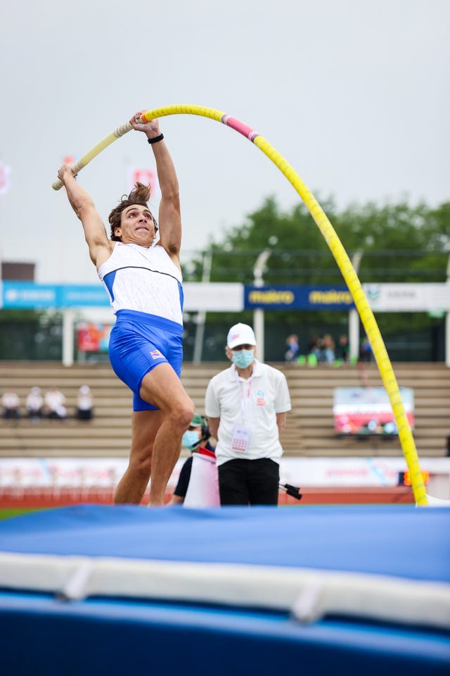 armand duplantis salta con pertiga en los fbk games de hengelo