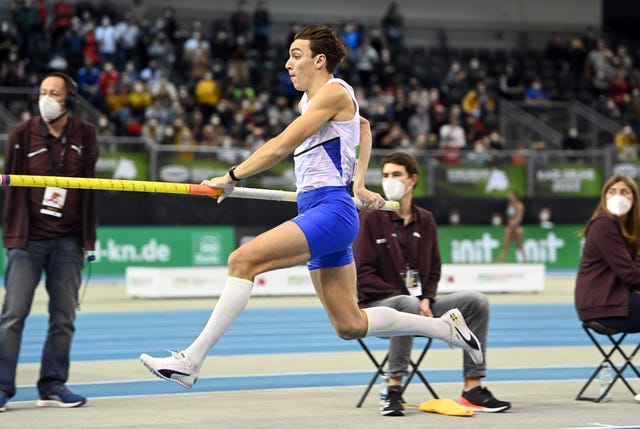 28 january 2022, baden wuerttemberg, karlsruhe athletics, indoor meeting armand duplantis from sweden in the mens pole vault photo uli deckdpa photo by uli deckpicture alliance via getty images