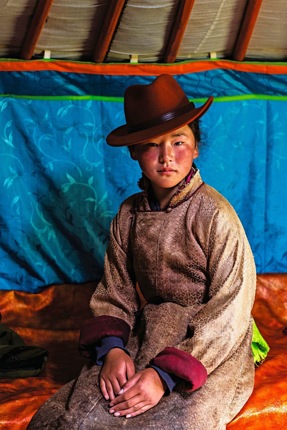 Ook op de uitgestrekte steppen in het oosten en in de provincie Bajanlgi in het westen leven nomaden In dit gebied wonen de meeste Mongoolse Kazachen