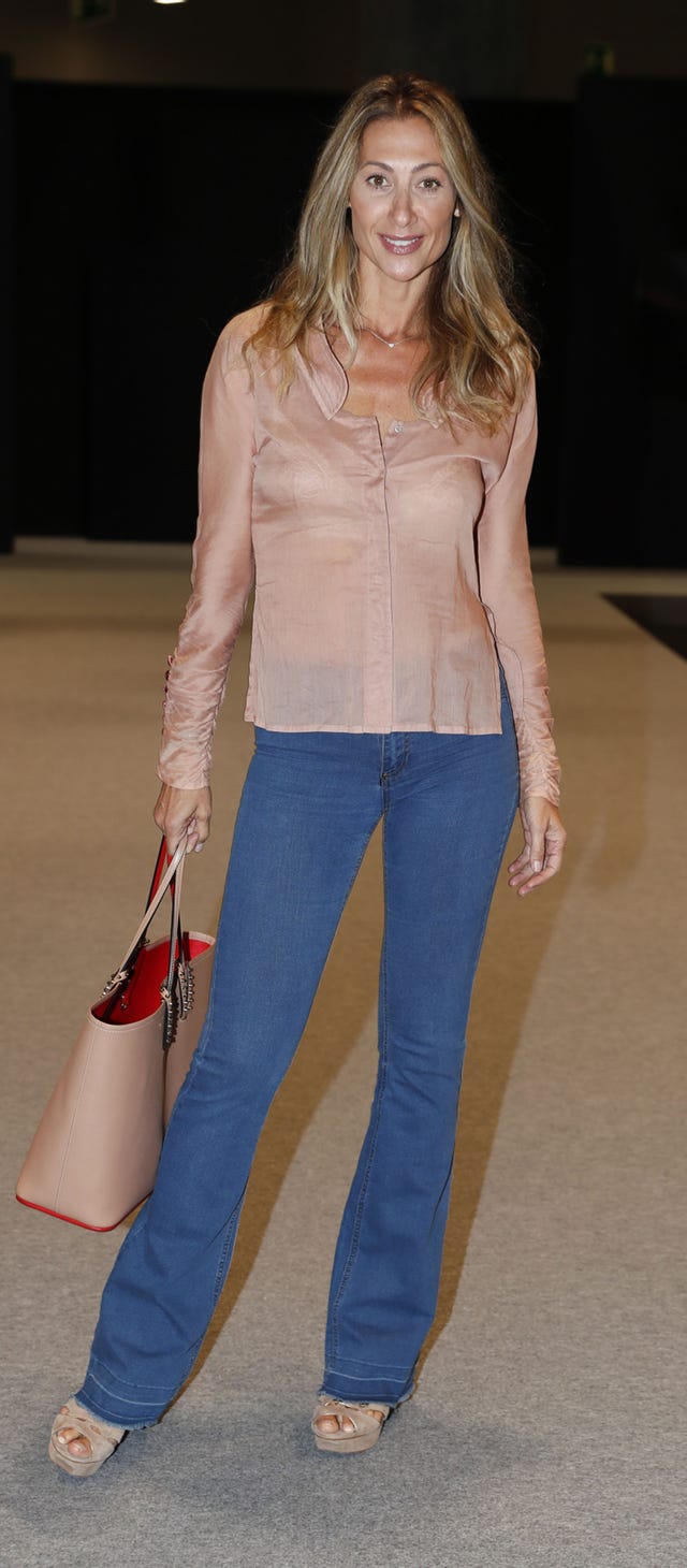 la actriz con una blusa rosa empolvado y vaqueros