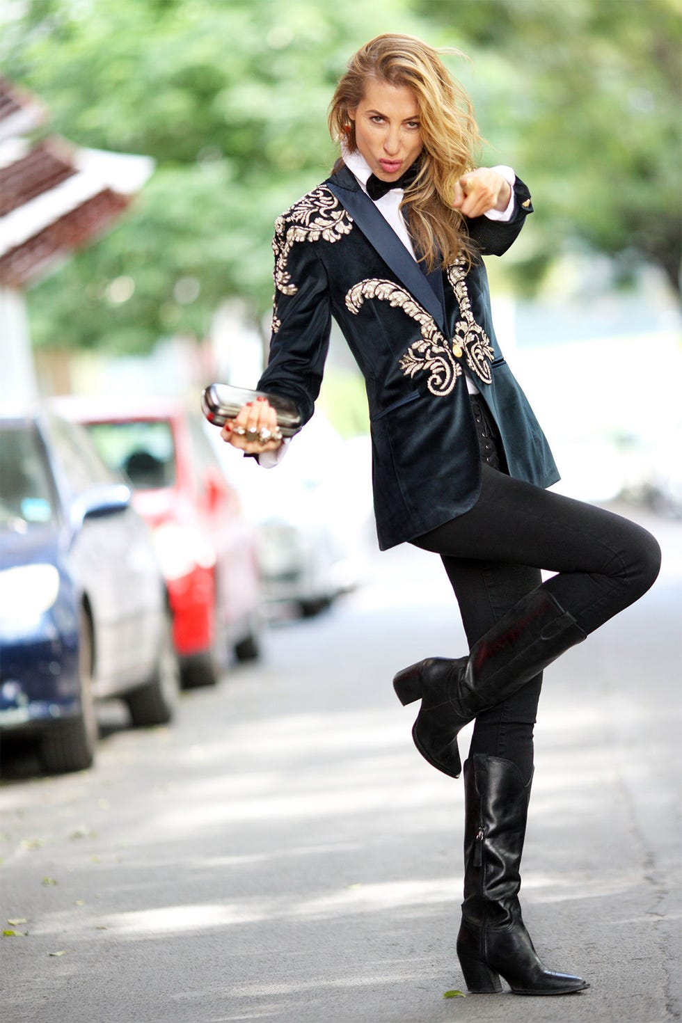 Mónica Pont espectacular con casaca negra bordada, pantalon pitillo y botas altas.