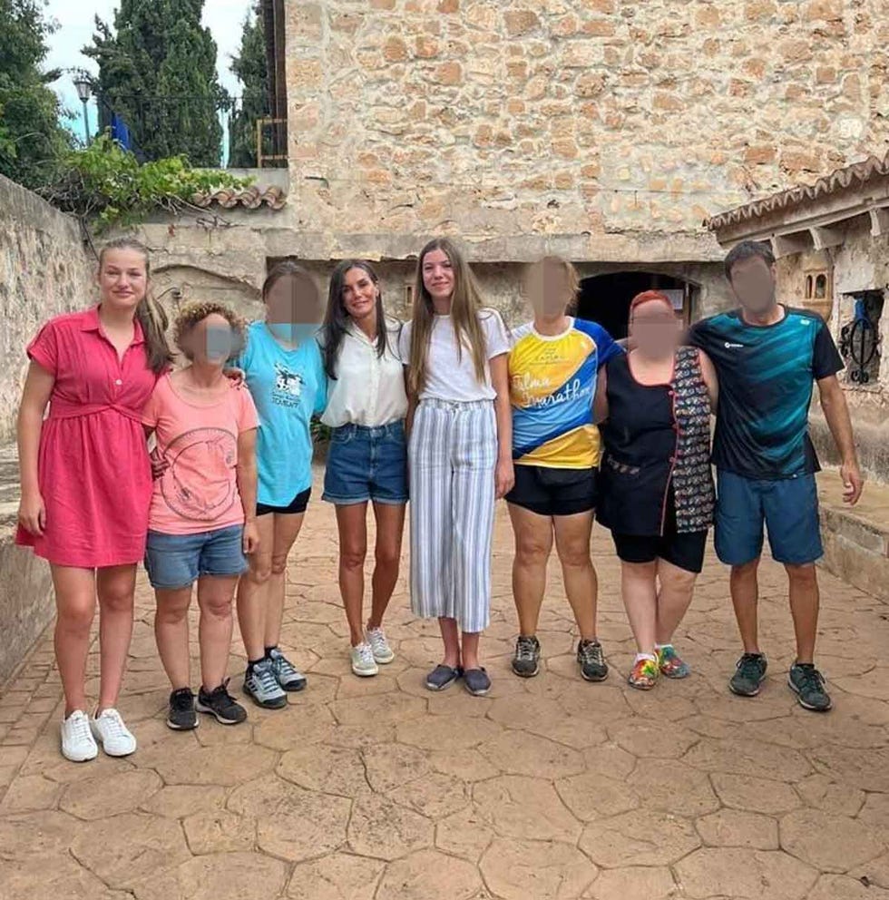 la reina letizia y sus hijas visitan por sorpresa la granja escola jovent