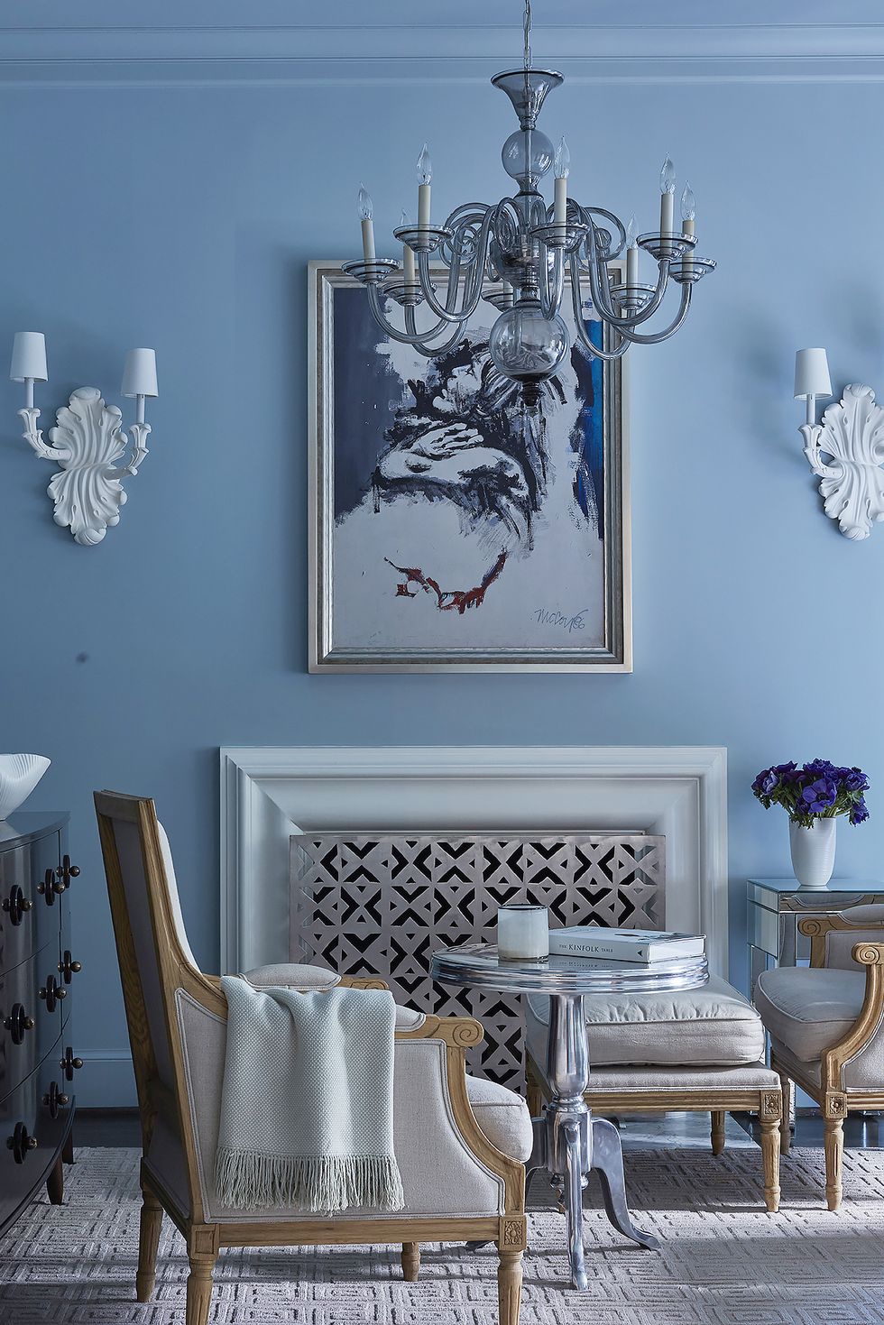 Blue monochromatic interior space using therapeutic color palettes