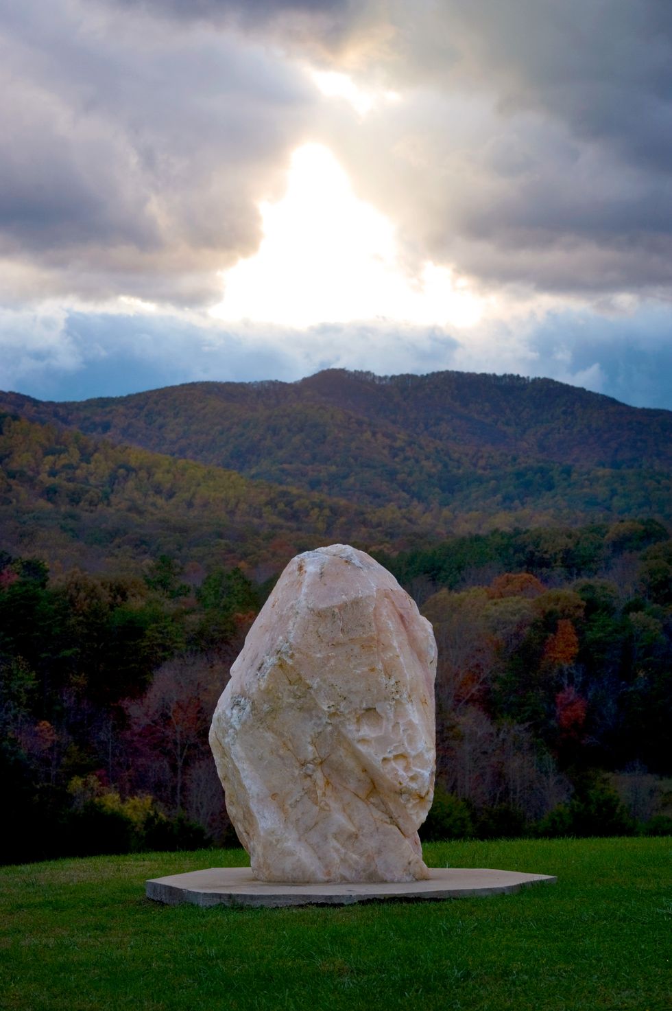 a large quartz crystal on the lawn of the monroe institute in faber va quartz is considered by some to have energy properties