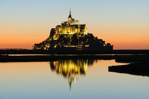 Mont-Saint-Michel Op de top van dit rotseilandje voor de kust van Normandi in Frankrijk verrijst de imposante Normandische benedictijner abdij SaintMichel Met zijn spectaculair hoge murenen zijn wirwar van steegjes in het aangrenzende middeleeuwse stadje is dit Werelderfgoed een van de populairste toeristische bestemmingen van Frankrijk Om de drukte van het toerisme in goede banen te leiden is er sinds kort een nieuw reserveringssysteem ingevoerd zijn er fietspaden naar de berg aangelegd en zal in 2022 een nieuwe busdienst in gebruik worden genomen