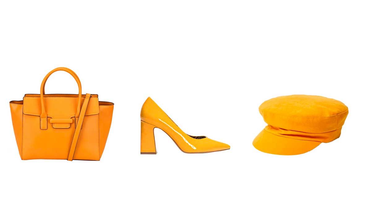 El color mostaza invade tus complementos: zapatos, gorros y joyas.