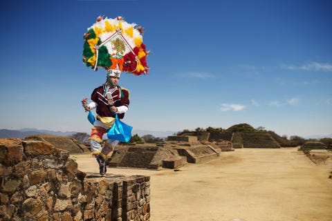 Bovenop de archeologische vindplaats van de Monte Albn beeldt een danser Aztekenkeizer Montezuma Motecuhzoma uit