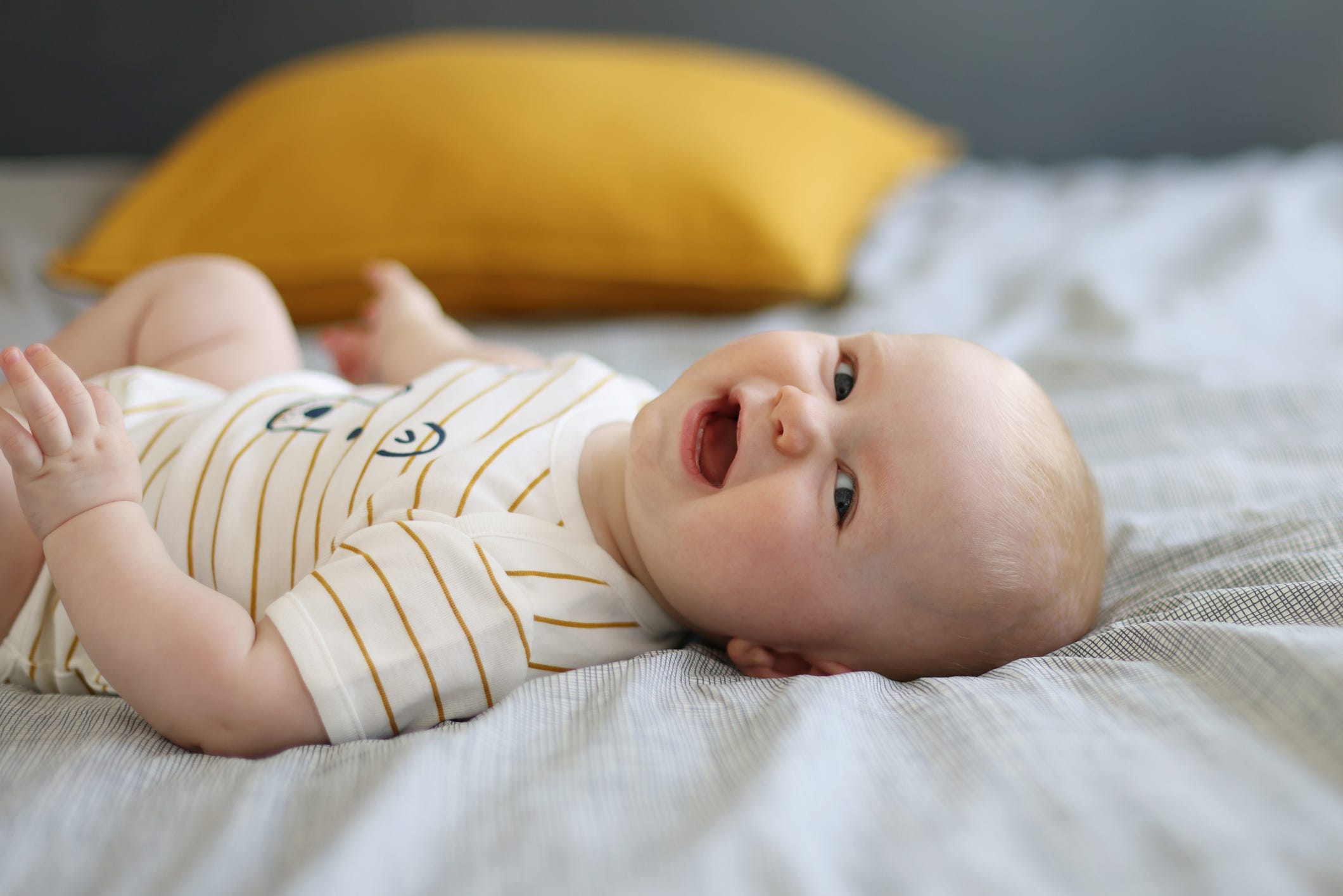 niño sonriendo tumbado