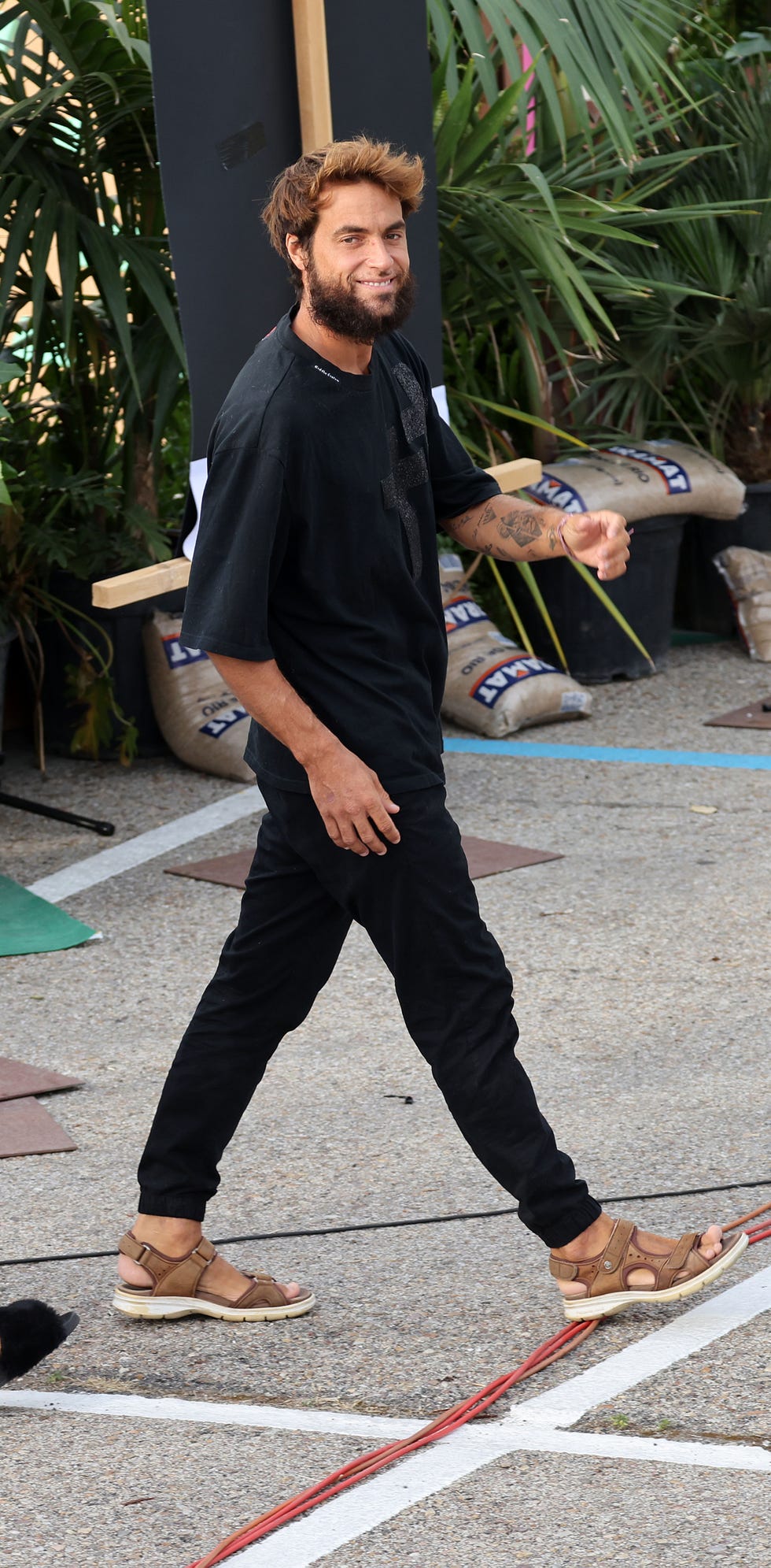 jose carlos montoya vestido de negro antes de la final de supervivientes