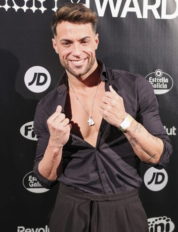 montoya, de la isla de las tentaciones, posa para la prensa en u photocall