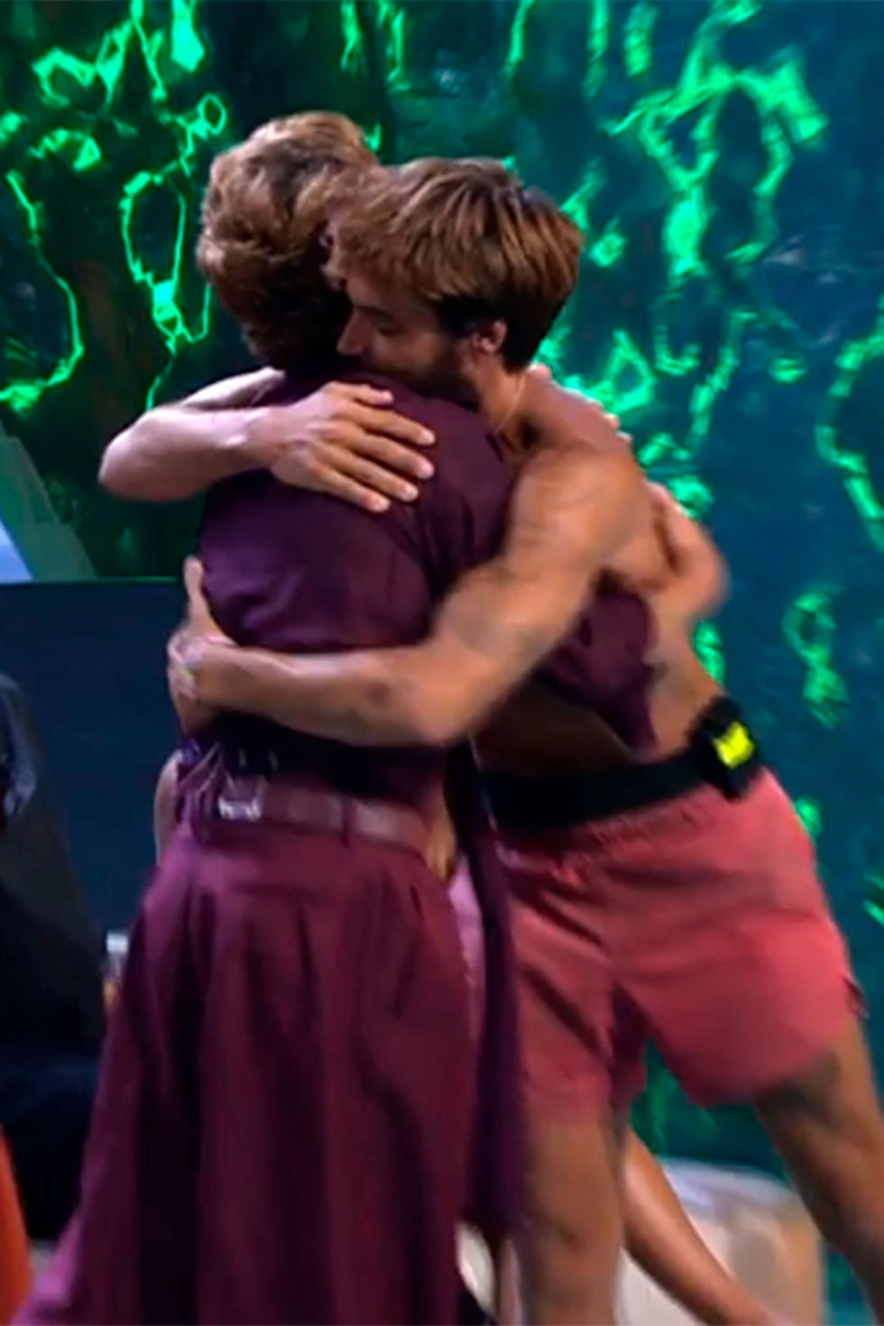 pelayo diaz y montoya se abrazan en la final de supervivientes