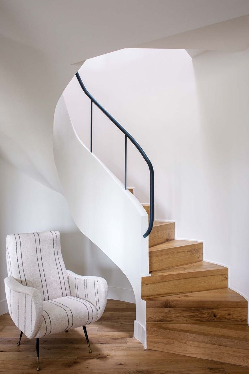 Cómo usar una escalera decorativa en distintos espacios de tu casa