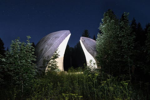 Dit monument stelt een bloem in de knop voor Het gedenkt het ziekenhuis en medisch personeel dat de gewonde partizanen verzorgde in Koranica in BosniHerzegovina