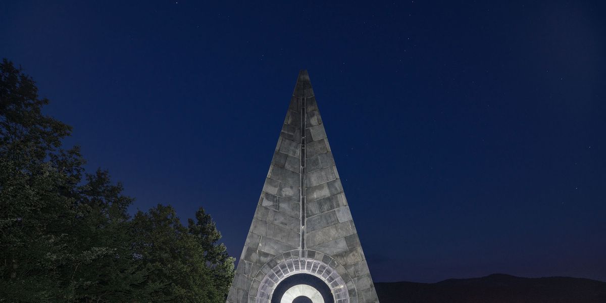 Dit monument bestaat uit drie monolieten die samen de loop van een geweer vormen Het gedenkt een confrontatie tussen partizanen en Duitse soldaten in tulac in Servi