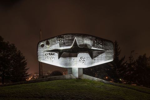 Op dit monument in Vogoa in BosniHerzegovina staan de namen van de 62 gevallen partizanen die in de crypte eronder liggen