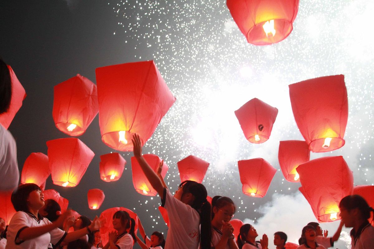 In Yichun China een dorp bij Shanghai steken inwoners gebedslampionnen ter gelegenheid van het Chinese Maanfestival aan Het festival valt dit jaar op 13 september en wordt in heel China gevierd