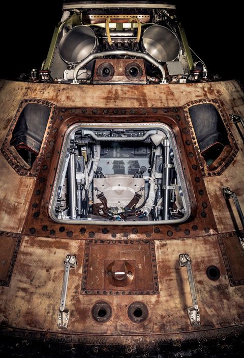 De Apollo 11crew onder wie de eerste astronauten die voet op de maan zouden zetten werden op 16 juli 1969 gelanceerd in deze commandomodule Columbia De drie mannen keerden terug naar de aarde in de capsule die bij Hawa in zee belandde
