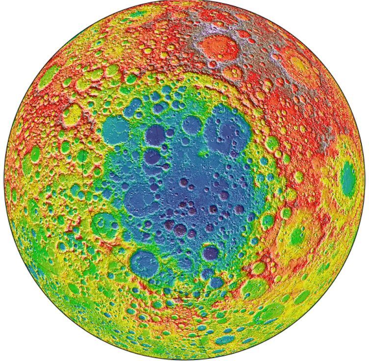Op deze opname die is samengesteld uit gegevens van de Lunar Reconnaissance Orbiter van de NASA is het met inslagkraters bezaaide oppervlak van de achterzijde van de maan te zien Met een doorsnede van zon 2500 kilometer is het ZuidpoolAitkenbekken  hier in blauwe tinten aangegeven  de oudste en grootste inslagkrater van het zonnestelsel