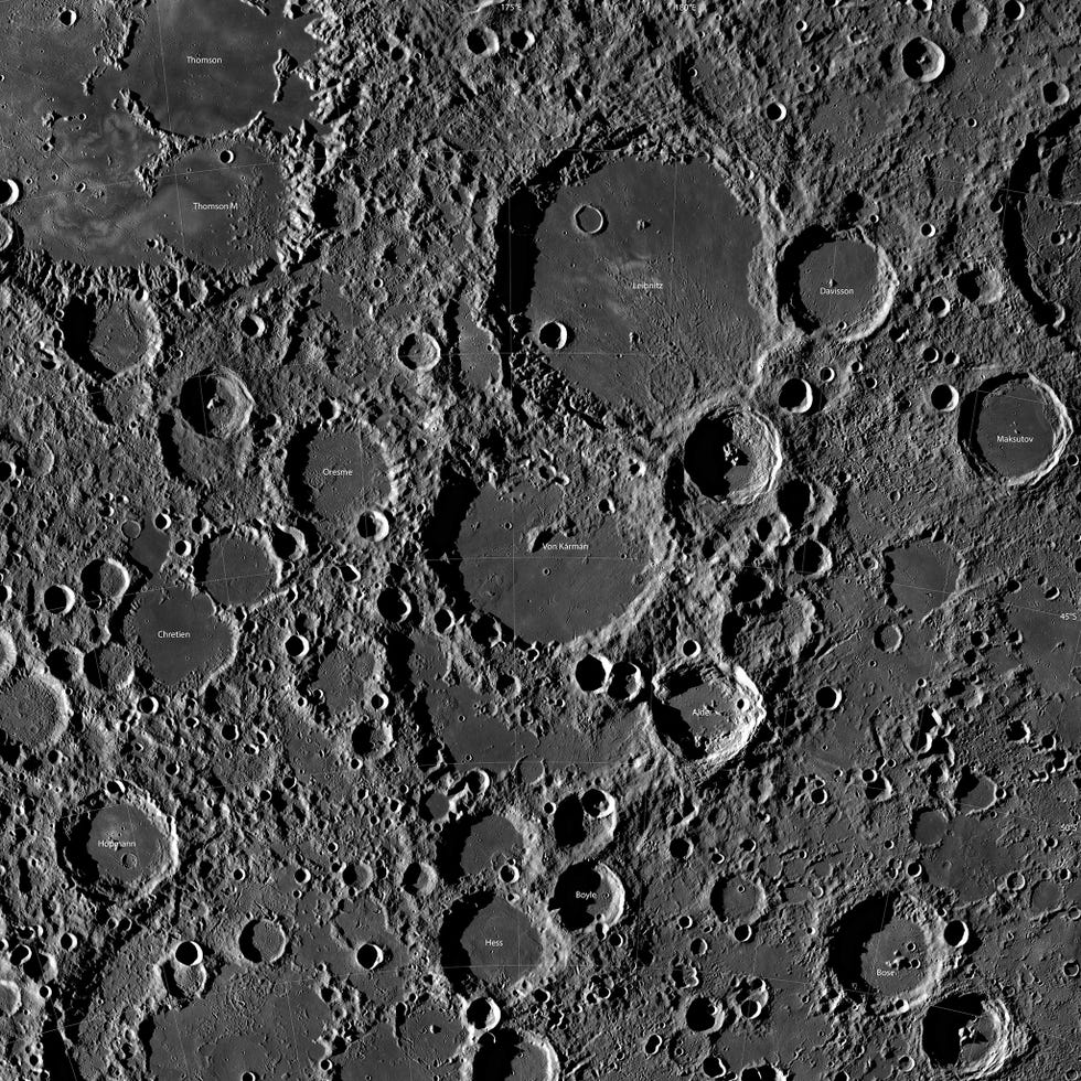 Deze opname vanuit een omloopbaan rond de maan toont de kraters in de omgeving van de plek waar de Change4 op de maan landde in de buurt van de lunaire zuidpool