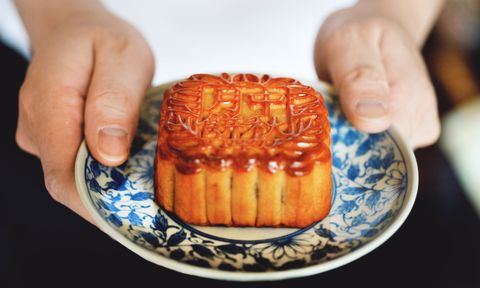 Maancake is een Chinees bakkerijproduct dat traditioneel wordt gegeten tijdens het Mid-Autumn Festival, het festival is gewijd aan maanverering en maankijken, wanneer maancakes als een onmisbare delicatesse worden gezien. de viering van het festival Wees een festival Midden in de herfst is een van de vier belangrijkste Chinese festivals